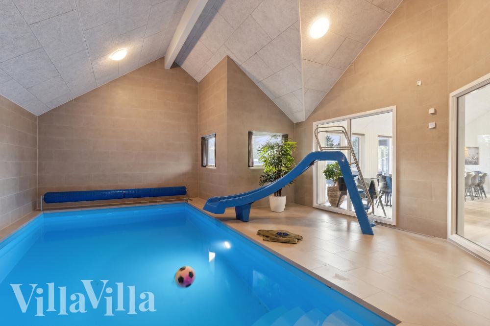 Sommerhus 773 er indrettet med en lækker poolafdeling med vandrutsjebane, dejlig stor indbygget spabad og sauna