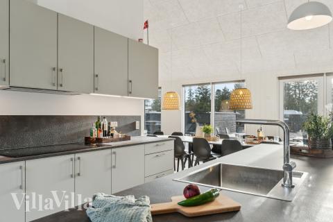 Køkkenet i luksushus nr. 773 er udstyrret, så I let kan lave mad til 24 personer.