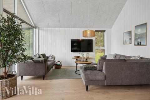 Der er mulighed for hygge i sommerhusets sofaarrangement, når I besøger luksushus nr. 775