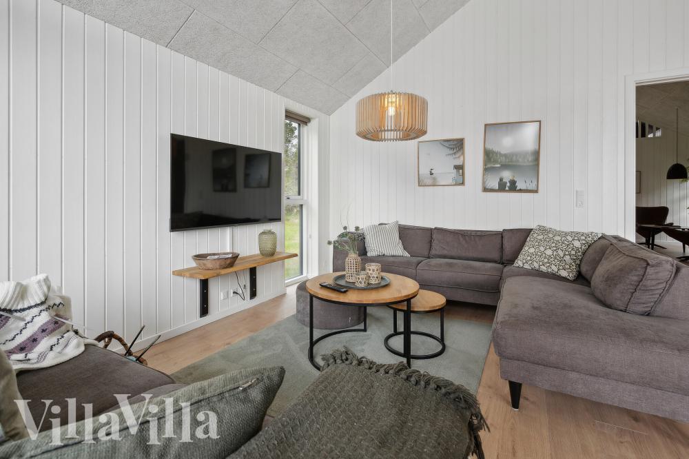 Sofaen i luksushus 775 i Tyskland indbyder til brætspil eller at se en film sammen.