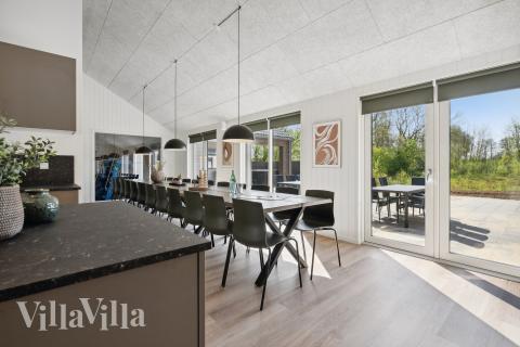 I kan sagtens side 24 personer sammen i sommerhusets opholdsrum, når I besøger luksushus 777 i Tyskland.