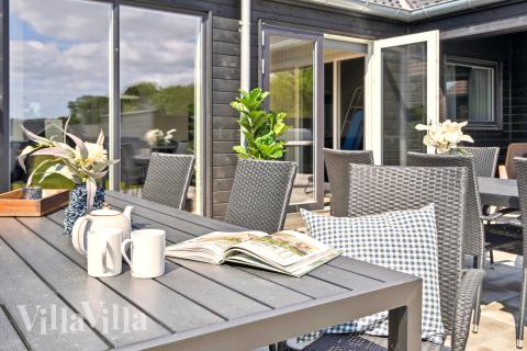 Luksushus nr. 777 har en dejlig terrasse med gode havemøbler til 24 personer.