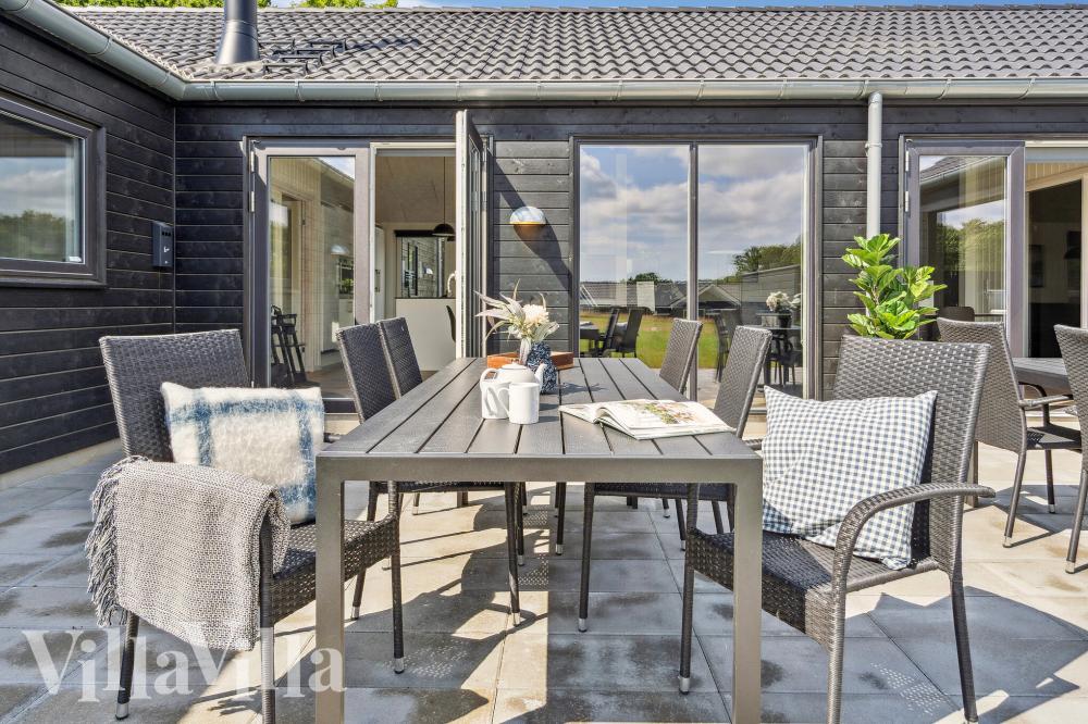 Luksushus nr. 779 har en dejlig terrasse med gode havemøbler til 26 personer.