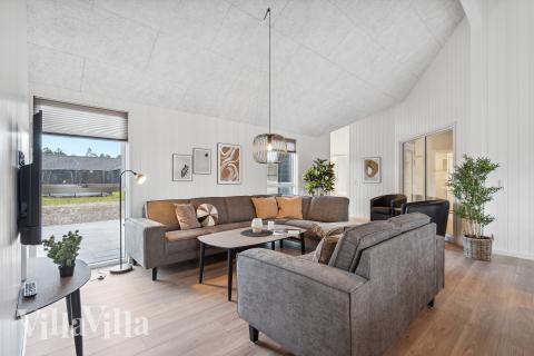 Sofaen i luksushus 781 i Tyskland indbyder til brætspil eller at se en film sammen.