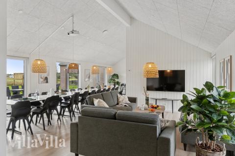 Sofaen i luksushus 783 i Tyskland indbyder til brætspil eller at se en film sammen.