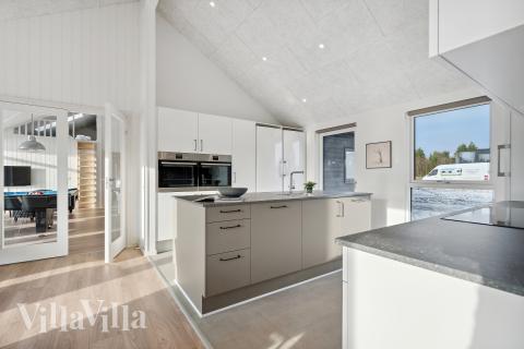 Køkkenet i luksushus nr. 782 er udstyrret, så I let kan lave mad til 24 personer.