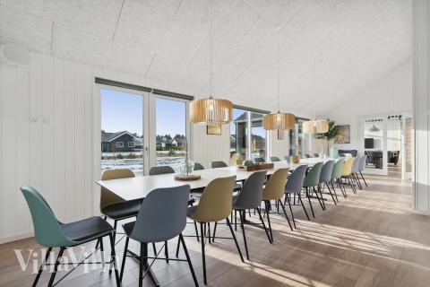 I kan sagtens side 24 personer sammen i sommerhusets opholdsrum, når I besøger luksushus 782 i Tyskland.