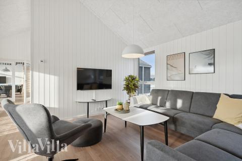 Sofaen i luksushus 782 i Tyskland indbyder til brætspil eller at se en film sammen.