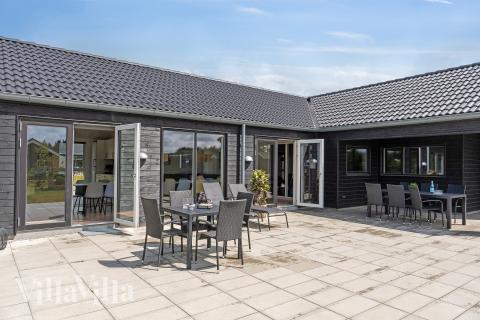 Luksushus nr. 782 har en dejlig terrasse med gode havemøbler til 24 personer.