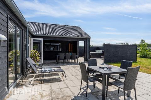 På terrassen i sommerhus nr. 782 er der plads til 24 personer.