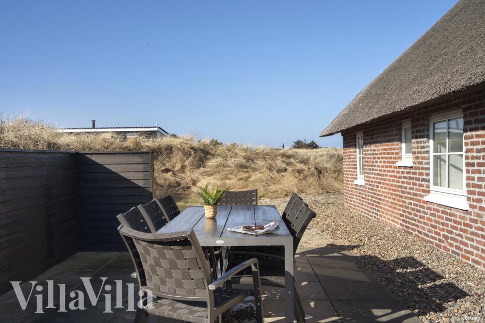 Nyd en grillaften på terrassen i luksushus nr. 528 i Vestjylland