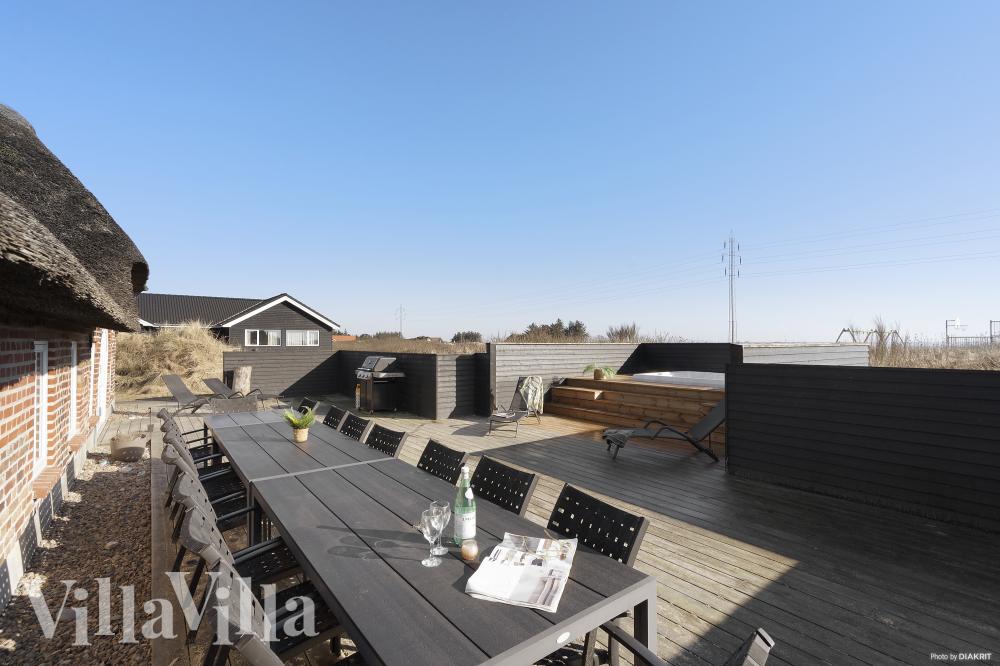 På terrassen i sommerhus nr. 528 er der plads til 28 personer.