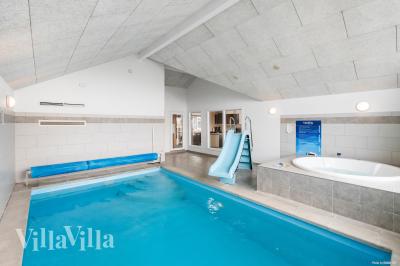 Sommerhus 322 er indrettet med en lækker poolafdeling med vandrutsjebane, dejlig stor indbygget spabad og sauna