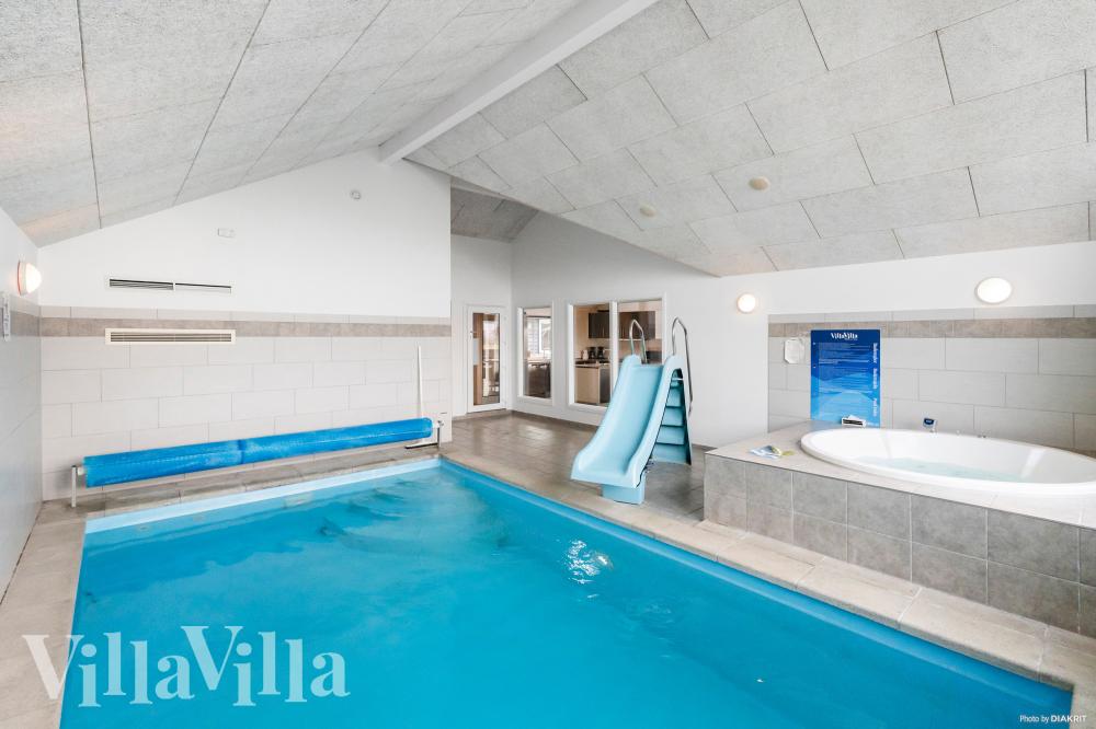 Sommerhus 322 er indrettet med en lækker poolafdeling med vandrutsjebane, dejlig stor indbygget spabad og sauna