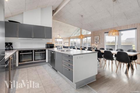 Køkkenet i luksushus nr. 322 er udstyrret, så I let kan lave mad til 18 personer.