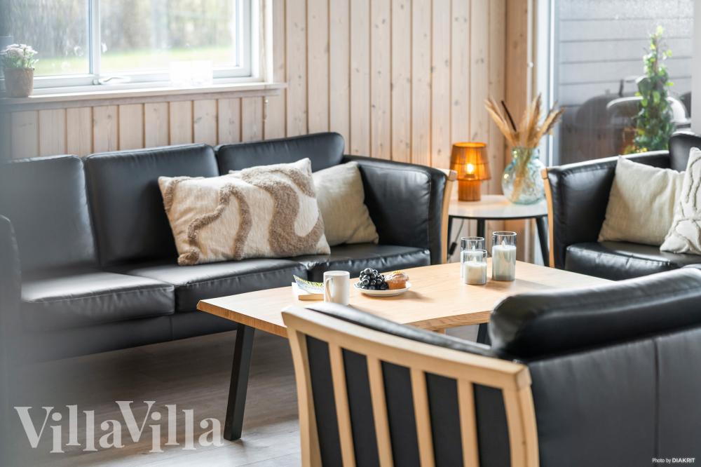 Sofaen i luksushus 322 i Fyn og øer indbyder til brætspil eller at se en film sammen.