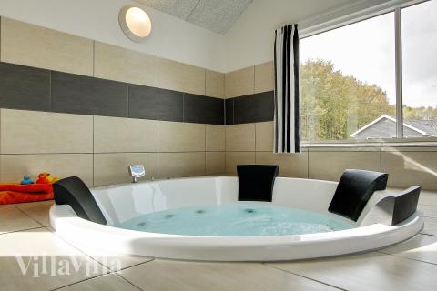 Nyd varmen i spaen i luksushus nr. 330 i Østjylland