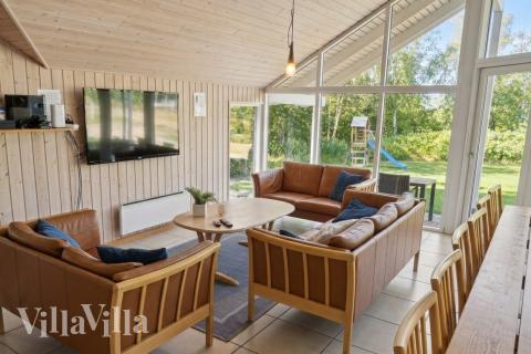 Sofaen i luksushus 159 i Lolland/Falster/Møn indbyder til brætspil eller at se en film sammen.