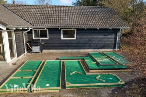 I det attraktive aktivitesrum i luksushus nr. 159 i Lolland/Falster/Møn  er der masser af udendørs aktiviteter, f.eks. legetårn og gynge