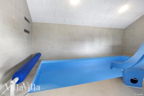 Sommerhus 907 er indrettet med en lækker poolafdeling med vandrutsjebane, dejlig stor indbygget spabad og sauna