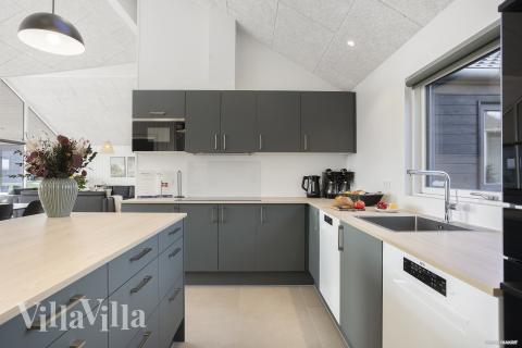 Køkkenet i luksushus nr. 907 er udstyrret, så I let kan lave mad til 18 personer.