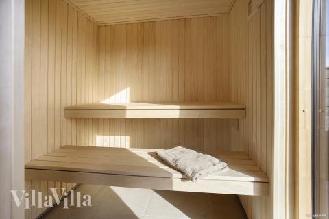 Nyd varmen i saunaen i luksushus nr. 907 til 18 personer