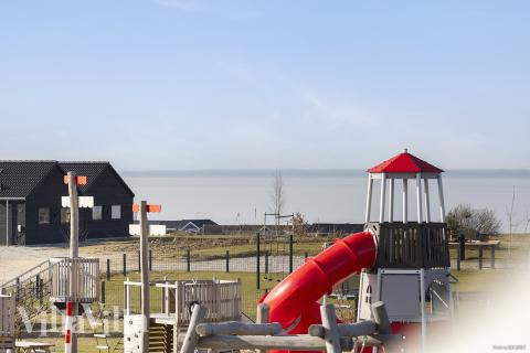 I det attraktive aktivitesrum i luksushus nr. 907 i Fyn og øer  er der masser af udendørs aktiviteter, f.eks. legetårn og gynge