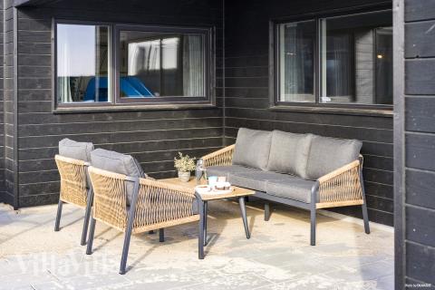 Luksushus nr. 907 har en dejlig terrasse med gode havemøbler til 18 personer.