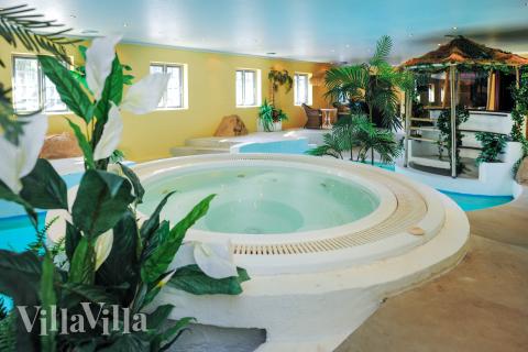 Den lækre pool i luksushuse nr. 951 til 18 personer