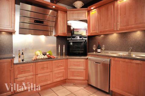 Køkkenet i luksushus nr. 951 er udstyrret, så I let kan lave mad til 18 personer.