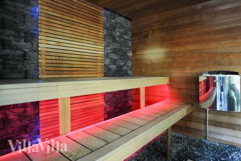 Nyd varmen i saunaen i luksushus nr. 951 til 18 personer