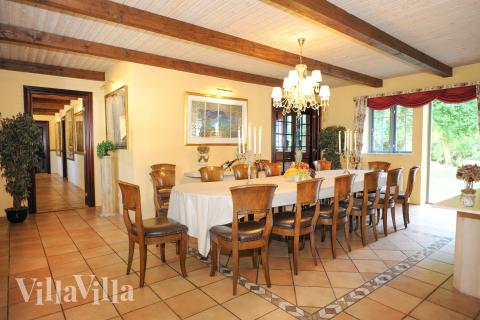 Det store lyse opholdrum i luksushus nr. 951 til 18.