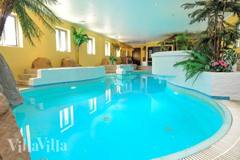 Sommerhus 951 er indrettet med en lækker poolafdeling med vandrutsjebane, dejlig stor indbygget spabad og sauna