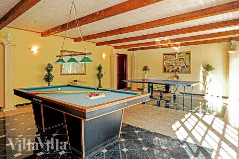 Ud over de mange timer, man kan bruge i husets pool-afdeling, så byder luksushus 951 også på billard/bordtennis og dart