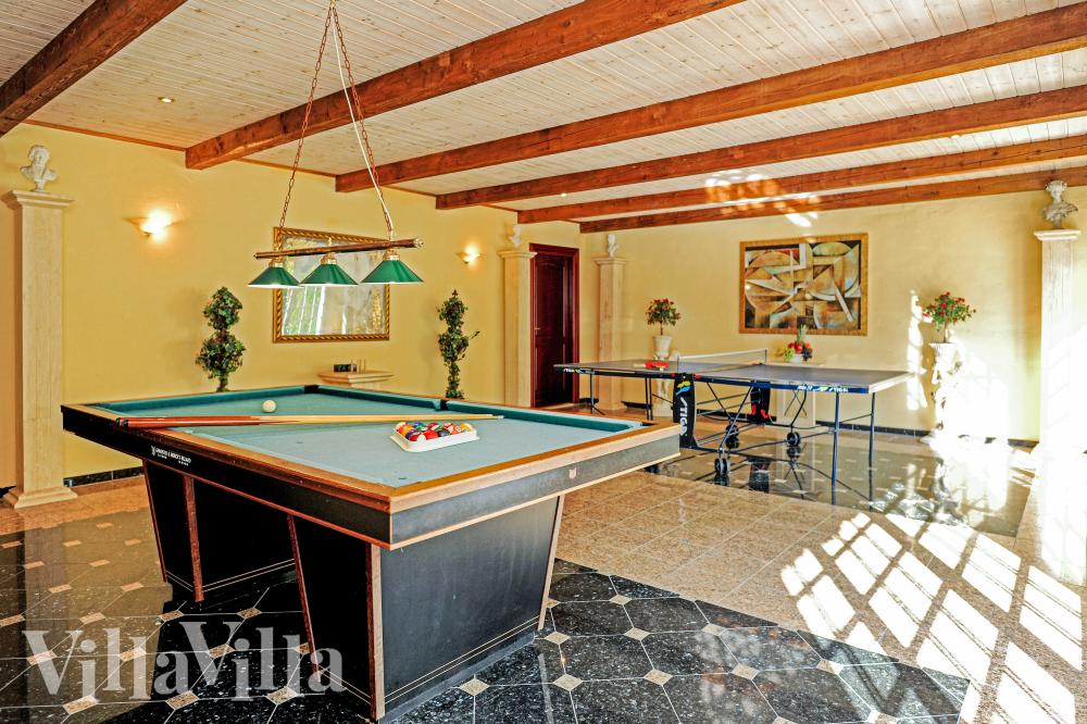 Ud over de mange timer, man kan bruge i husets pool-afdeling, så byder luksushus 951 også på billard/bordtennis og dart
