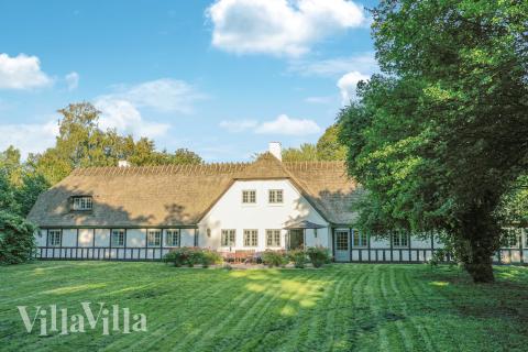 I Fyn og øer ligger dette fine poolhus nr. 951 med plads til 18 personer.