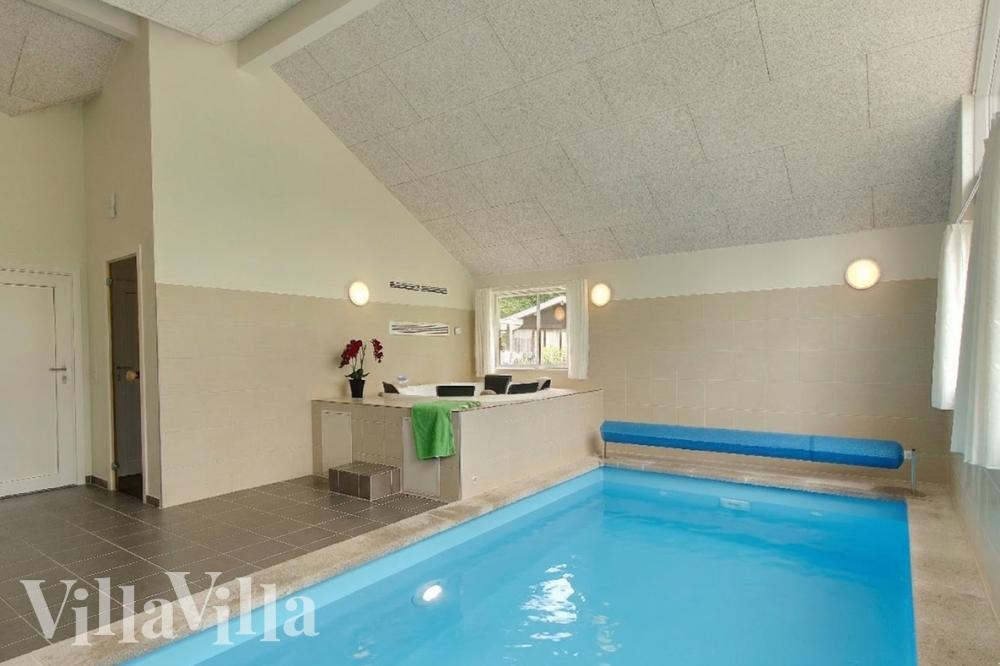 Sommerhus 309 er indrettet med en lækker poolafdeling med vandrutsjebane, dejlig stor indbygget spabad og sauna