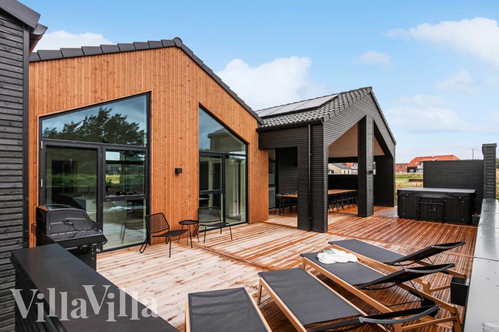 Nyd en grillaften på terrassen i luksushus nr. 682 i Nordjylland