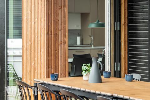 På terrassen i sommerhus nr. 682 er der plads til 18 personer.