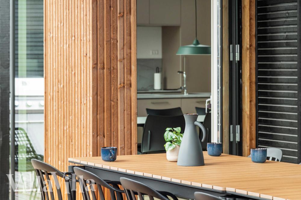 På terrassen i sommerhus nr. 682 er der plads til 18 personer.
