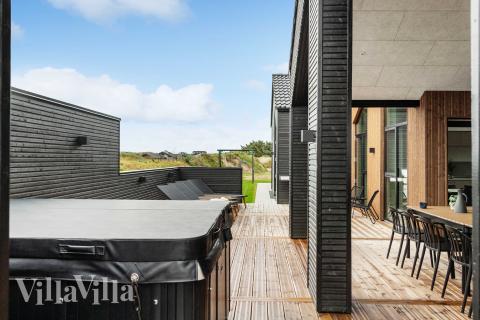 Stor terrasse ved luksushus nr. 682 i Nordjylland.
