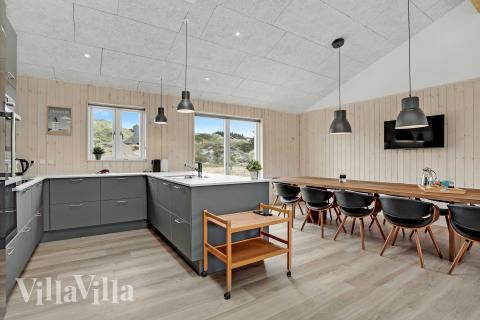 Køkkenet i luksushus nr. 945 er udstyrret, så I let kan lave mad til 12 personer.