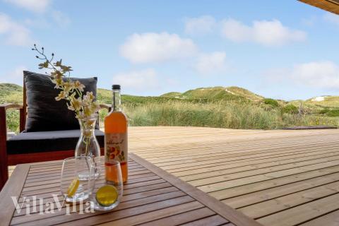 Nyd en grillaften på terrassen i luksushus nr. 945 i Nordjylland