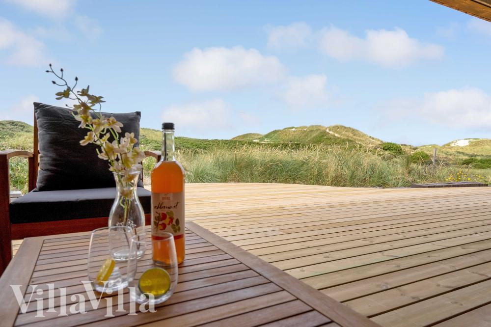 Nyd en grillaften på terrassen i luksushus nr. 945 i Nordjylland