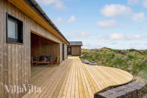 På terrassen i sommerhus nr. 945 er der plads til 12 personer.