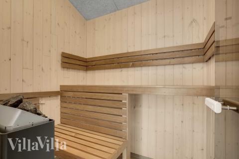 Nyd varmen i saunaen i luksushus nr. 945 til 12 personer