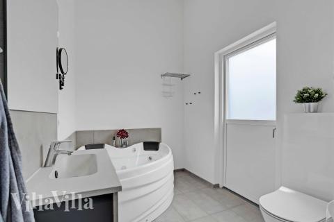 Ét af badeværelserne i luksushus nr. 945