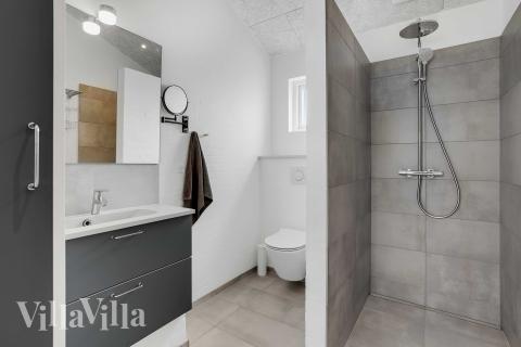 Der er bad med brus i luksushus nr. 945 til 12 personer.