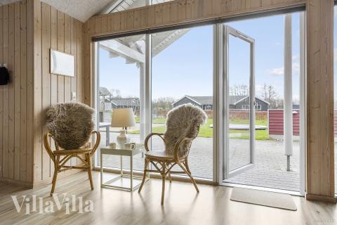 I kan sagtens side 16 personer sammen i sommerhusets opholdsrum, når I besøger luksushus 286 i Sydjylland.