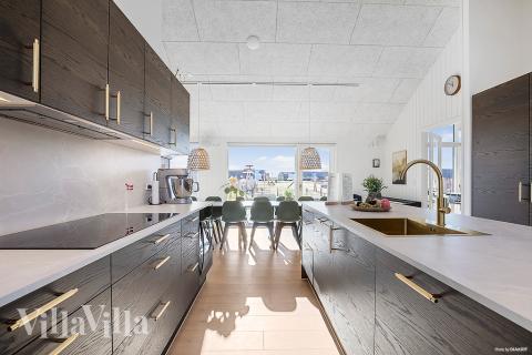 Køkkenet i luksushus nr. 948 er godt indrettet.